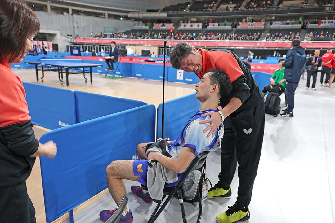 試合に勝ってリラックスをする川口功人選手