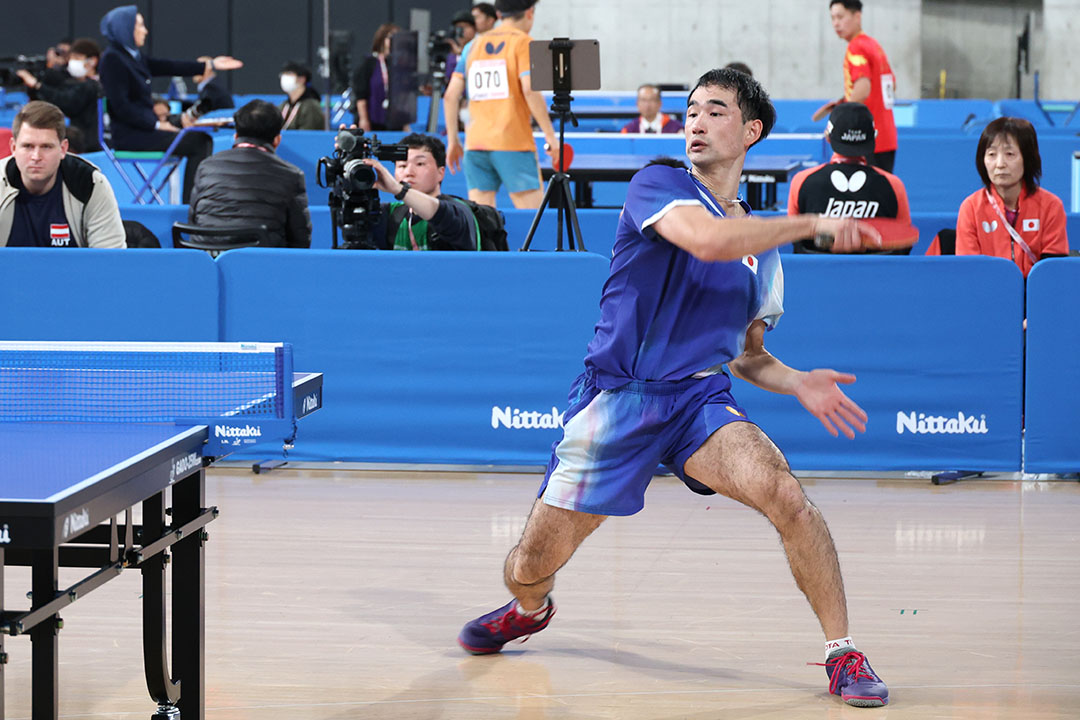 逆サイドから得意のフォアハンドスマッシュを放つ川口功人選手