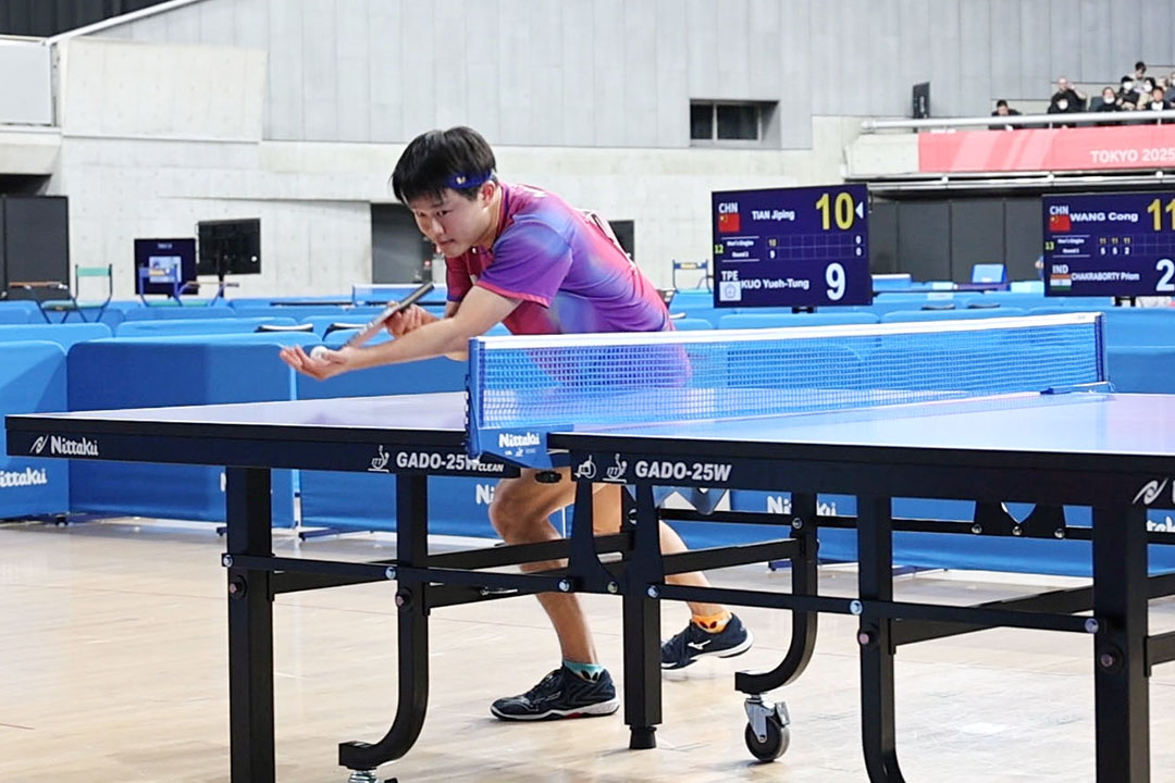 サーブのトスを上げる灘光晋太郎選手