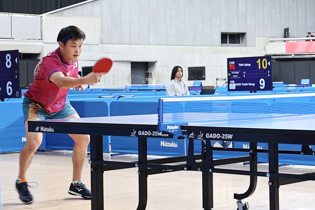 バックハンドでレシーブする灘光晋太郎選手