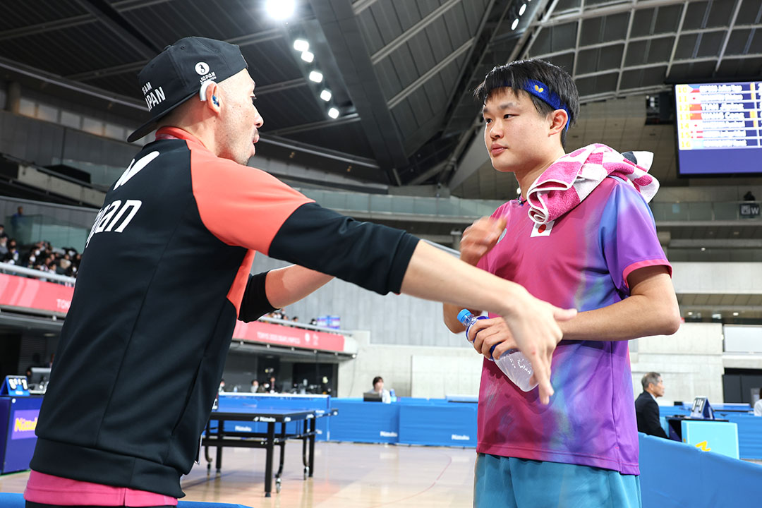 タイムアウトにコーチと作戦をねる灘光晋太郎選手