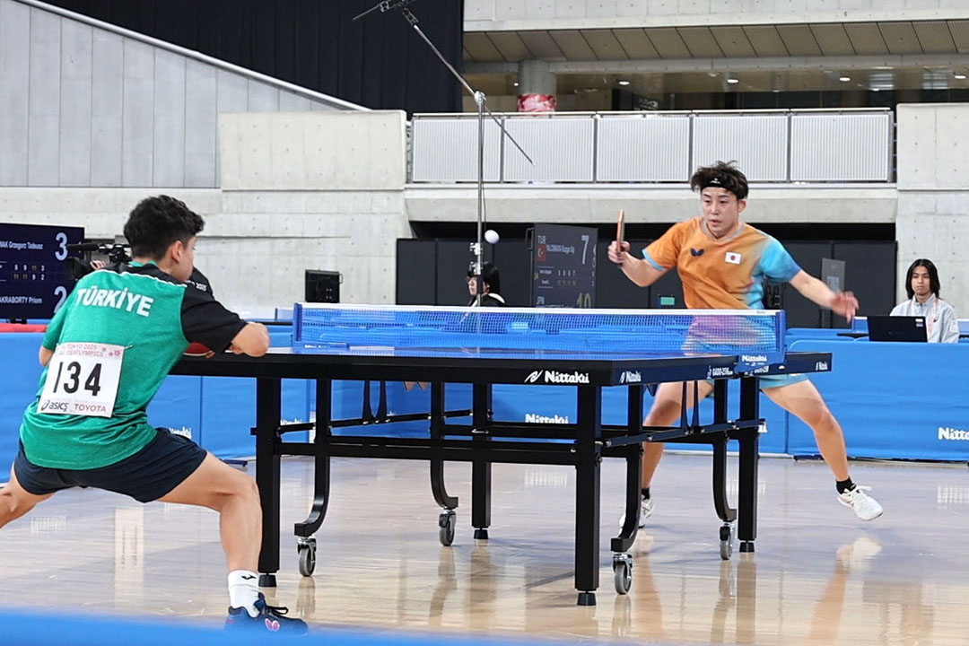 バックハンドでレシーブをする亀澤史憲選手