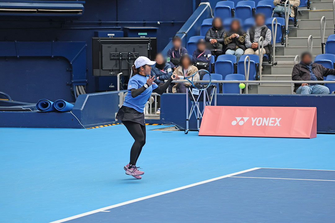 フォアハンドを打つ菰方里菜選手3