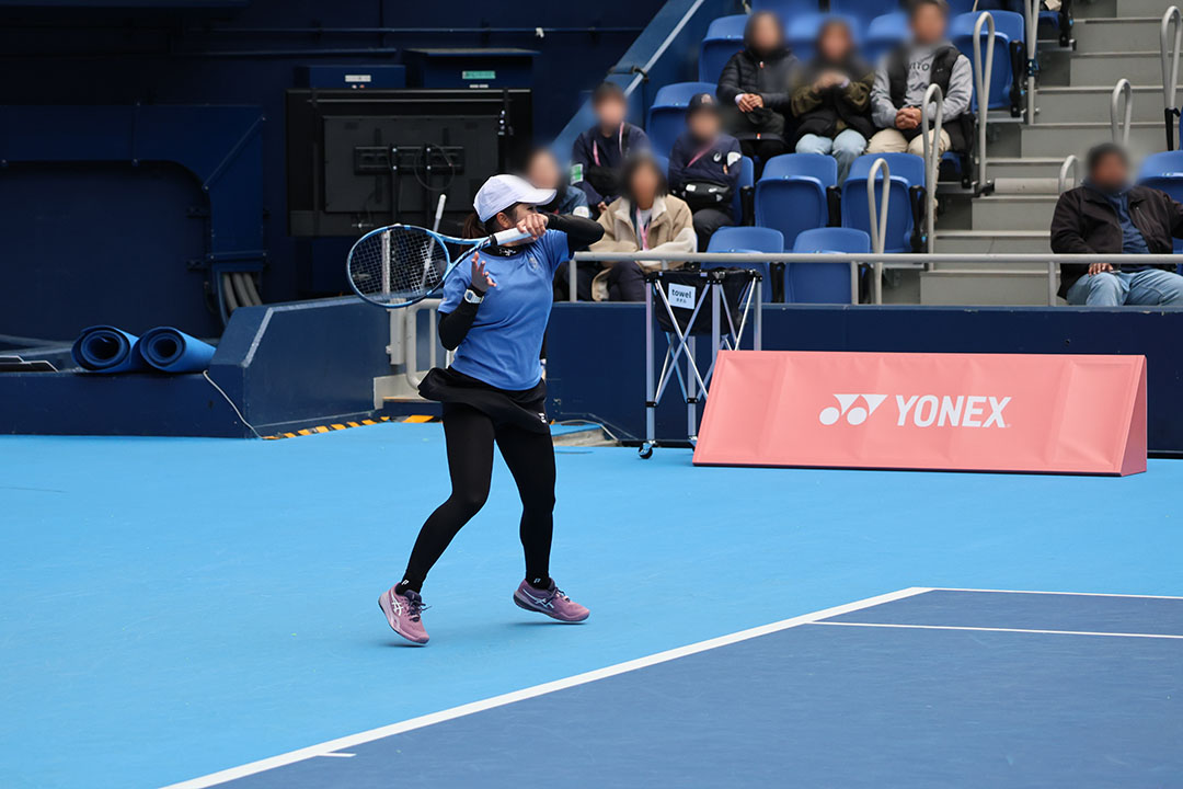フォアハンドを打つ菰方里菜選手4