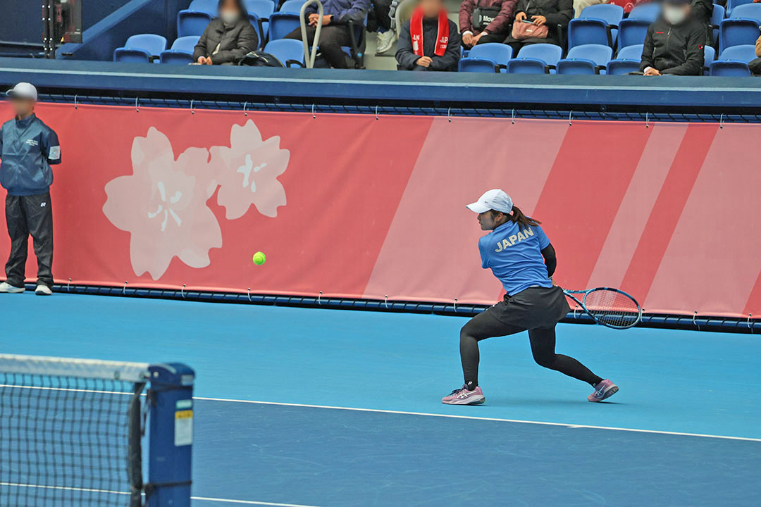 バックハンドを打つ菰方里菜選手1
