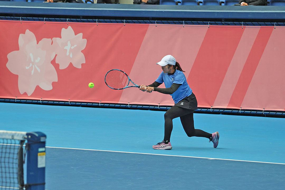 バックハンドを打つ菰方里菜選手2