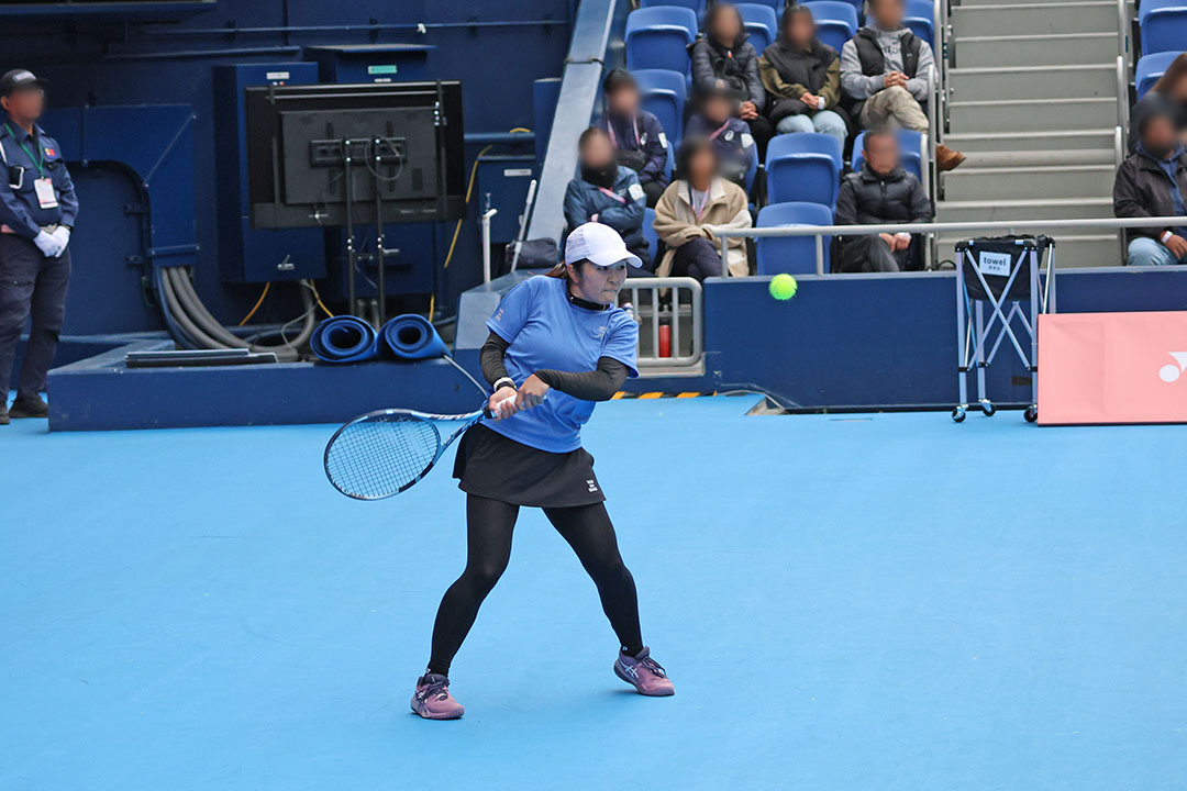 バックハンドを打つ菰方里菜選手3