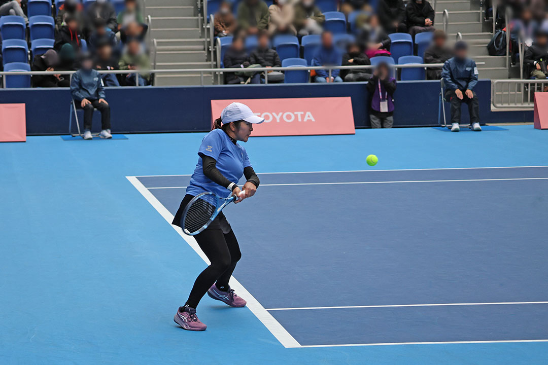 バックハンドを打つ菰方里菜選手4