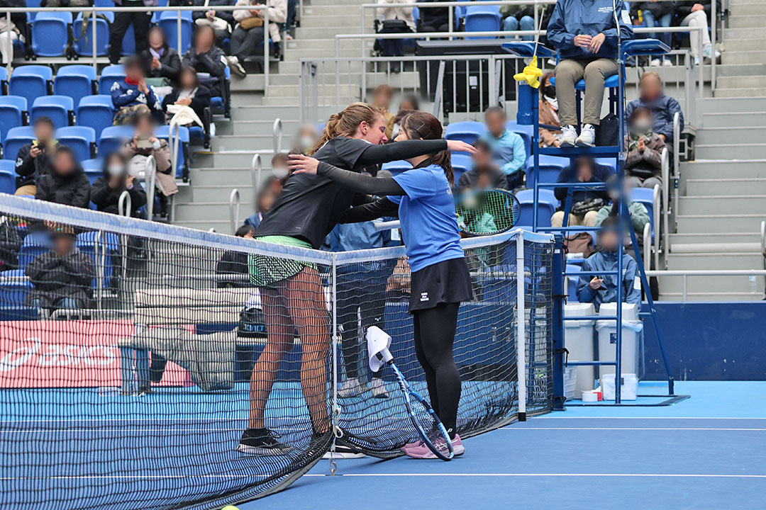 試合後ハグしています