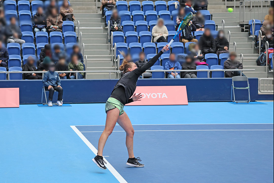 サーブを打つハイケ・アルブレヒト選手