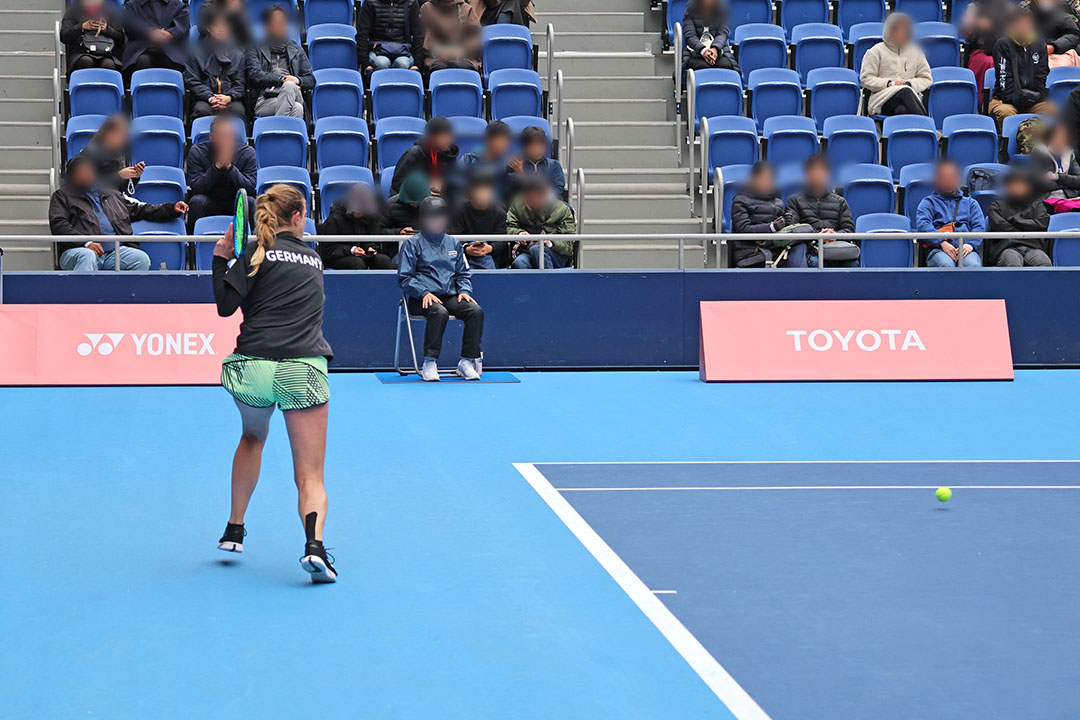 片手バックハンドの構えのハイケ・アルブレヒト選手