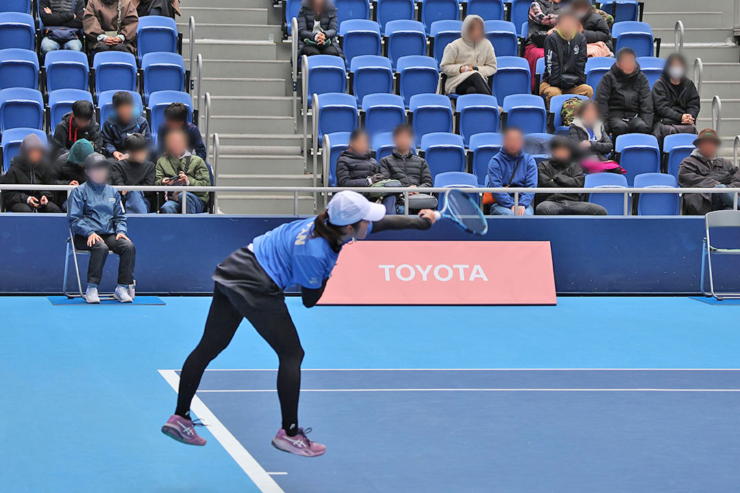 サーブを打つ菰方里菜選手1