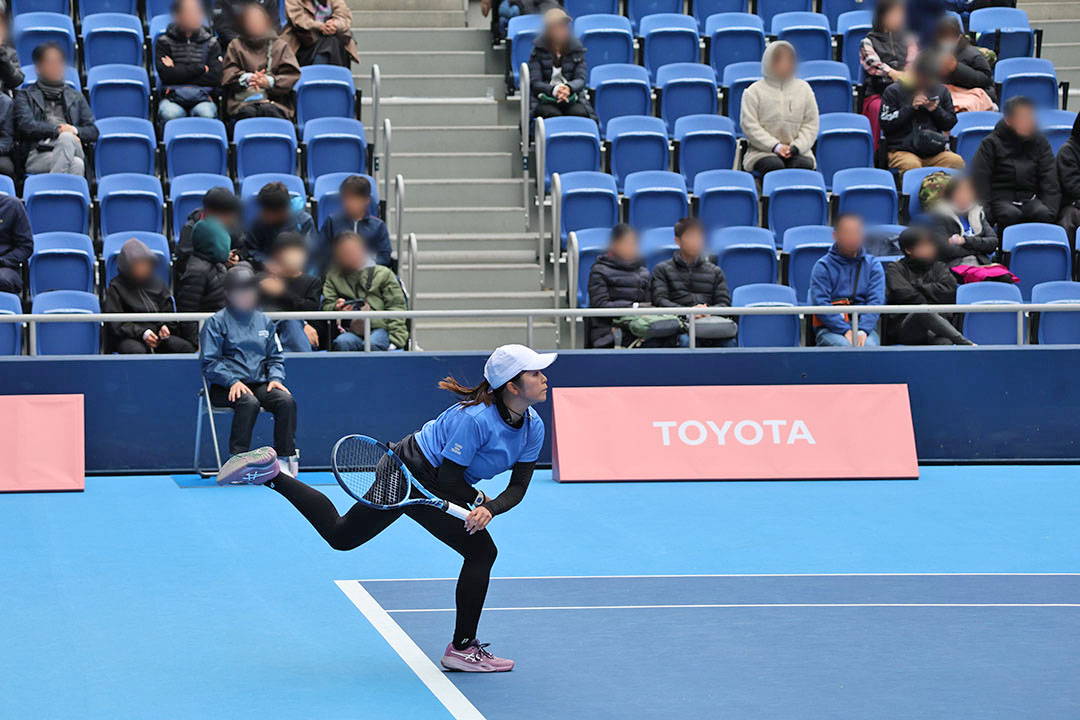 サーブを打つ菰方里菜選手2