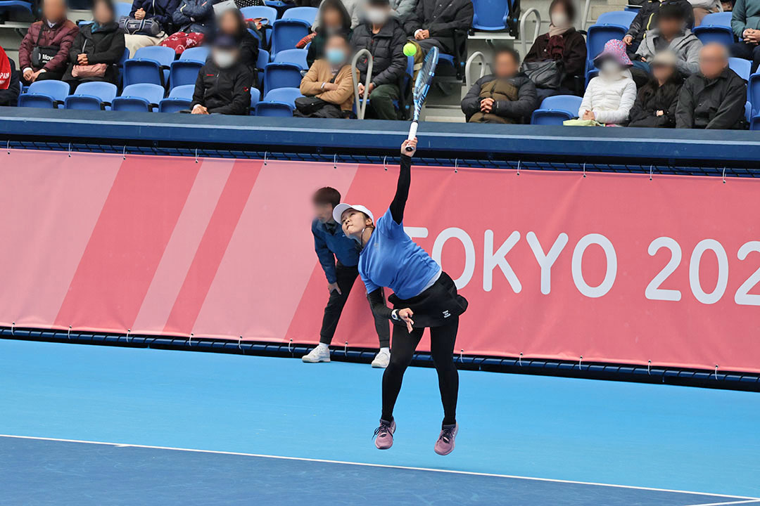 サーブを打つ菰方里菜選手3