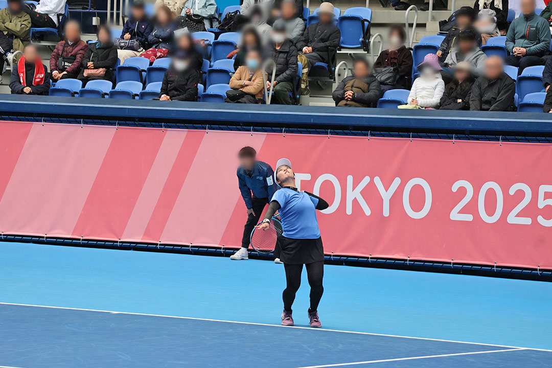 サーブを打つ菰方里菜選手4