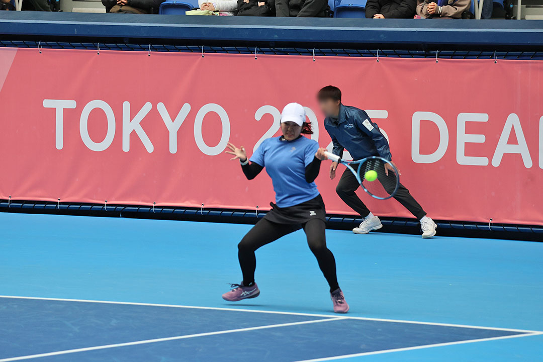 フォアハンドを打つ菰方里菜選手1