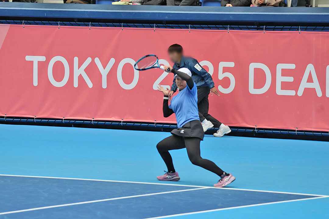 フォアハンドを打つ菰方里菜選手2