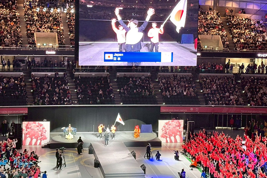 ステージの両端に歌舞伎や狂言を横目に日本旗手入場