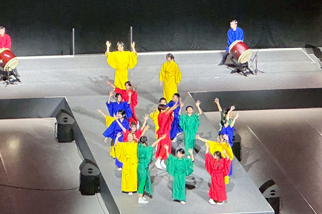 ボンミライ！をステージで踊るステージパフォーマー