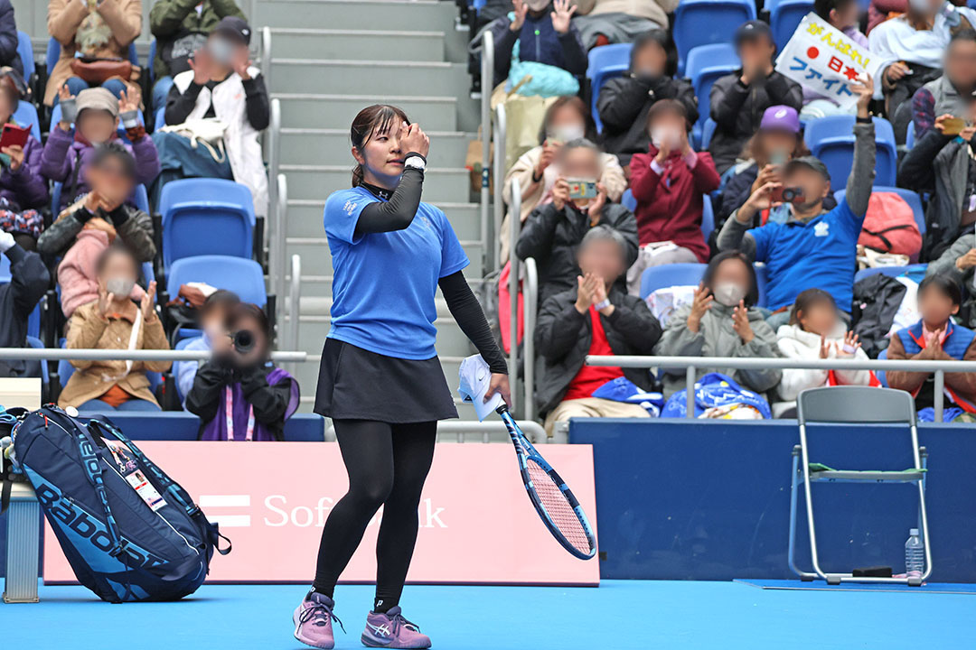 観客の声援に手を振って答える菰方選手