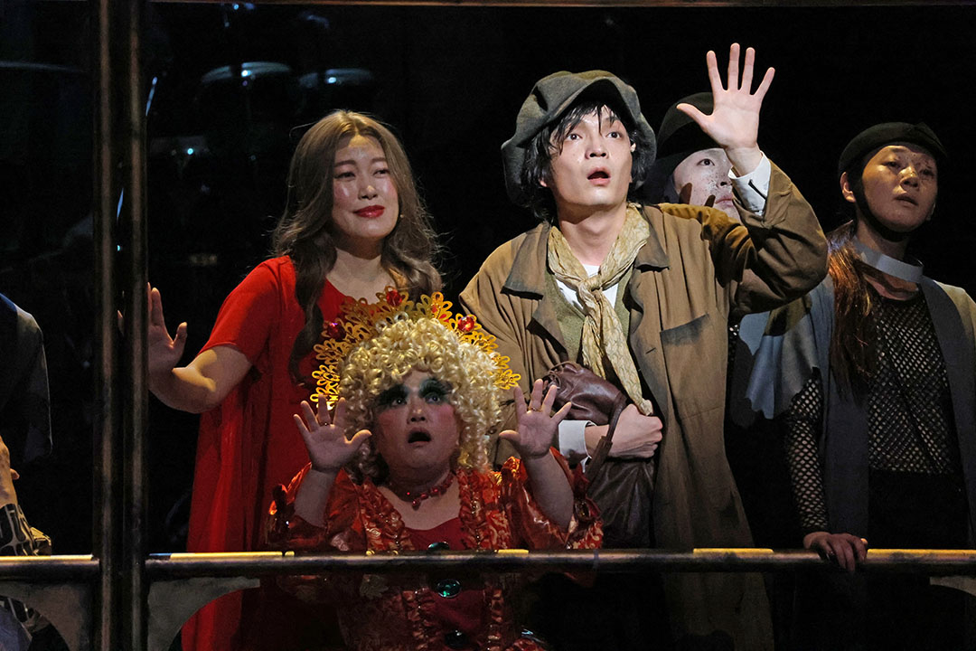 電車の窓から外を眺める男女