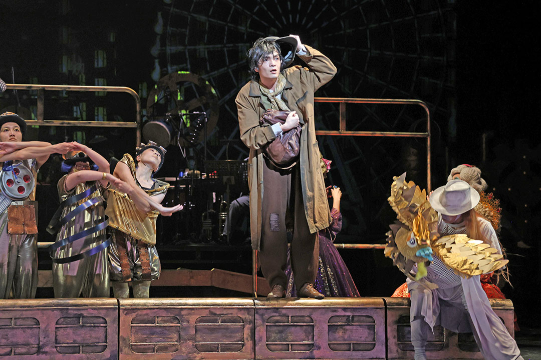 主演人物が箱の上に立っています