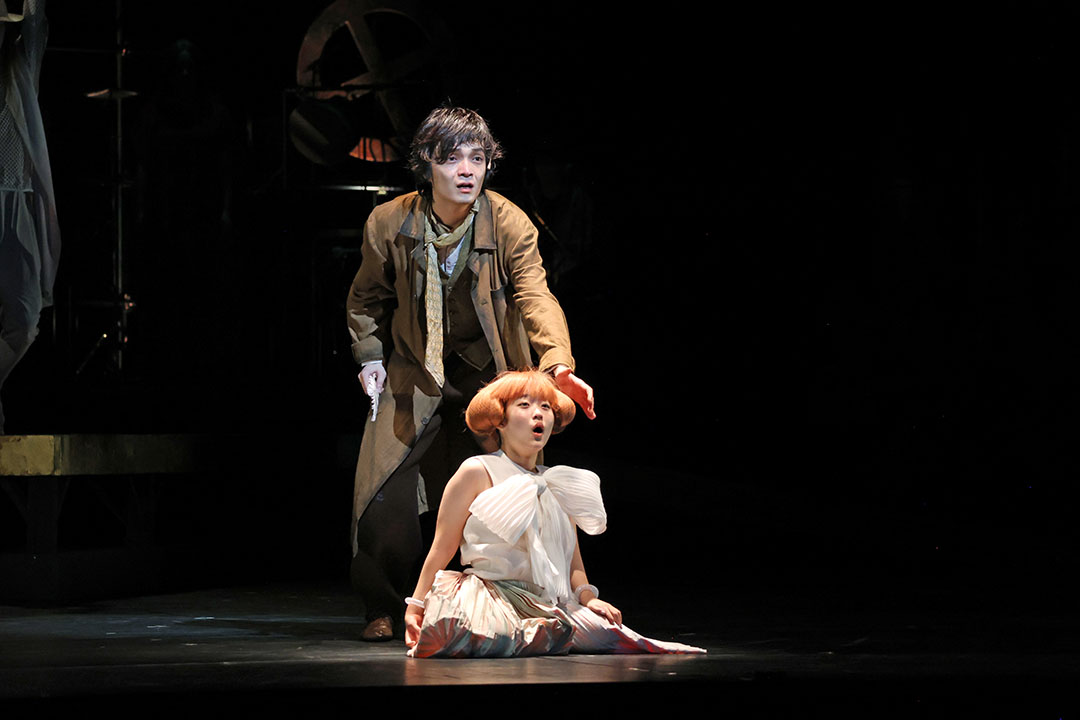 車いすに乗っていた女性が地べたに座っています。その上に主演の男がいます