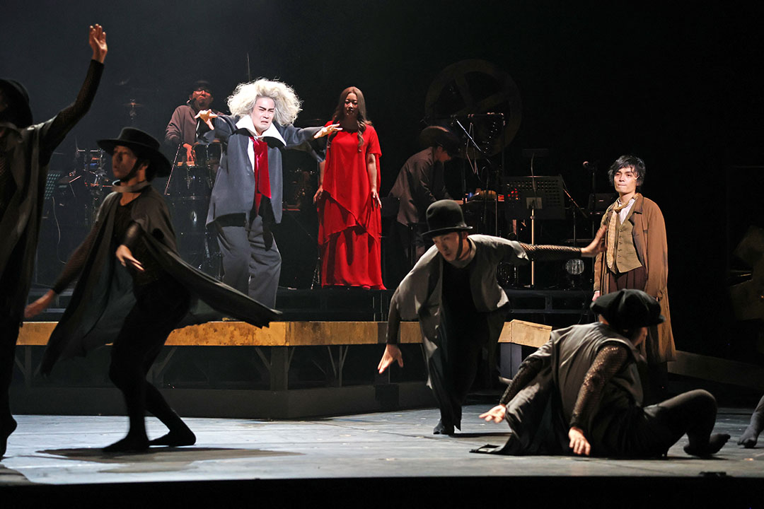 白髪の男がこちらに来ようとしています。主演の男は茫然としています。