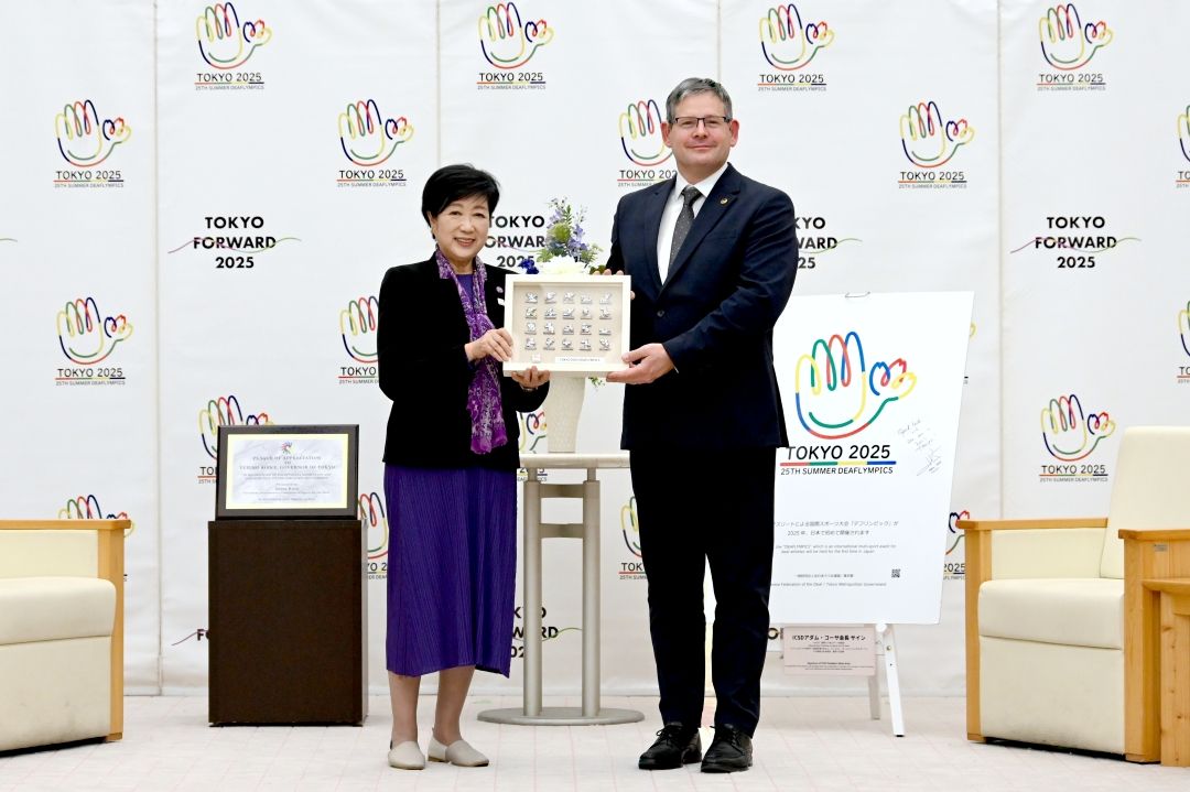 デフリンピックの成功を称える小池知事とコーサ会長