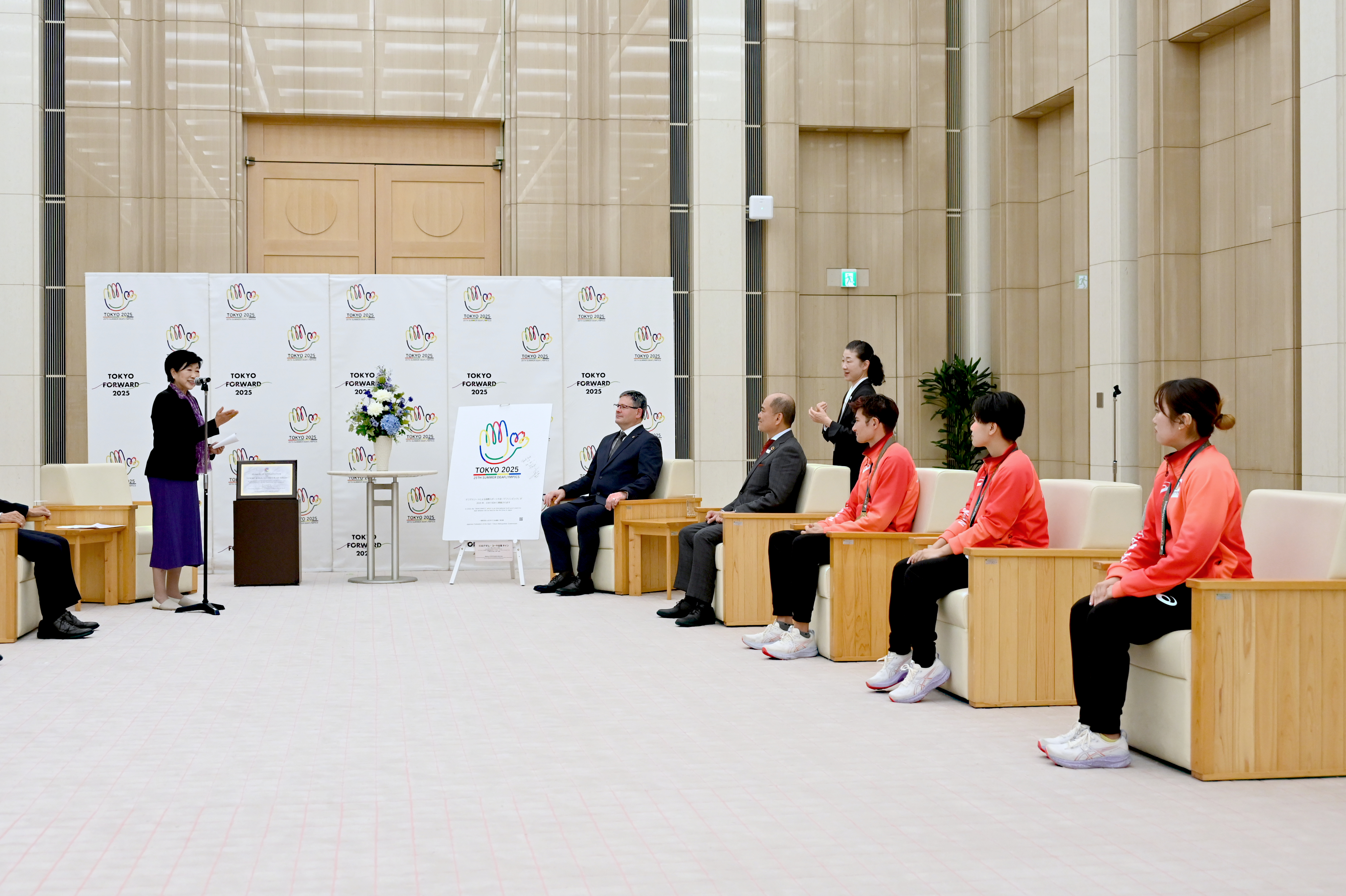 面会の様子、参加者全員着座し手話通訳者が同席している