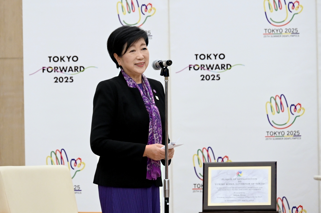 笑顔で挨拶する小池知事