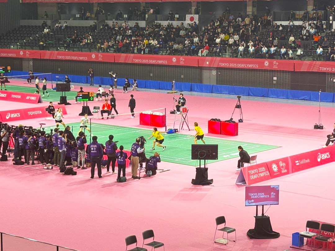 バドミントン決勝の会場取材陣が大勢張り付いている