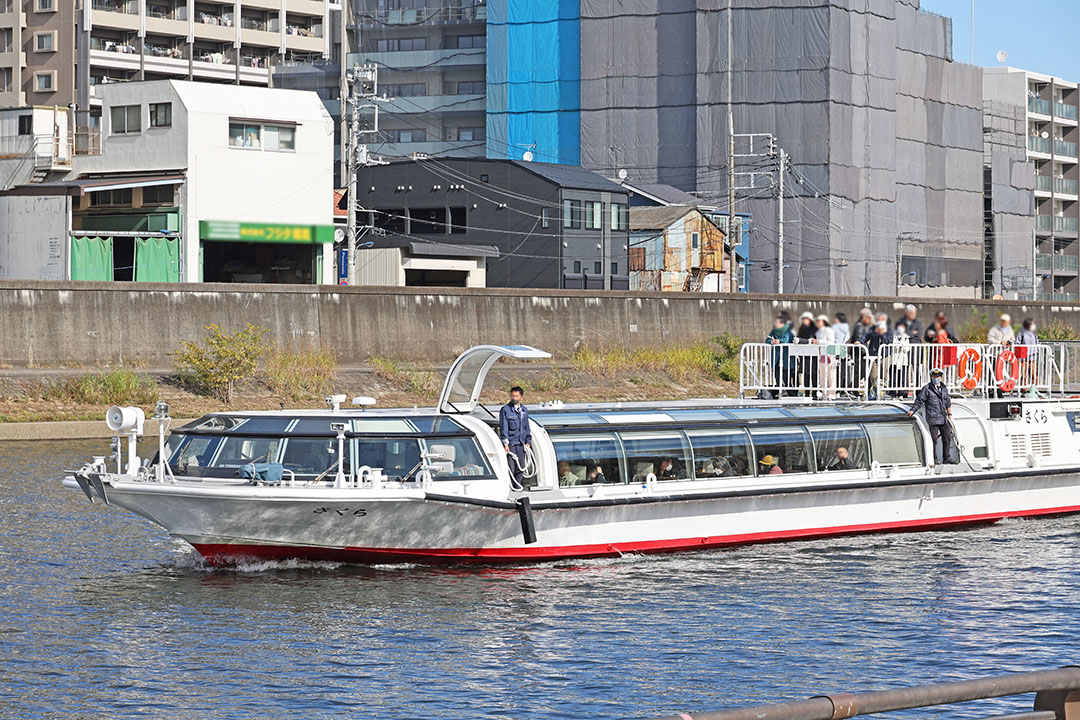 小豆沢発着に水上バス「さくら」到着
