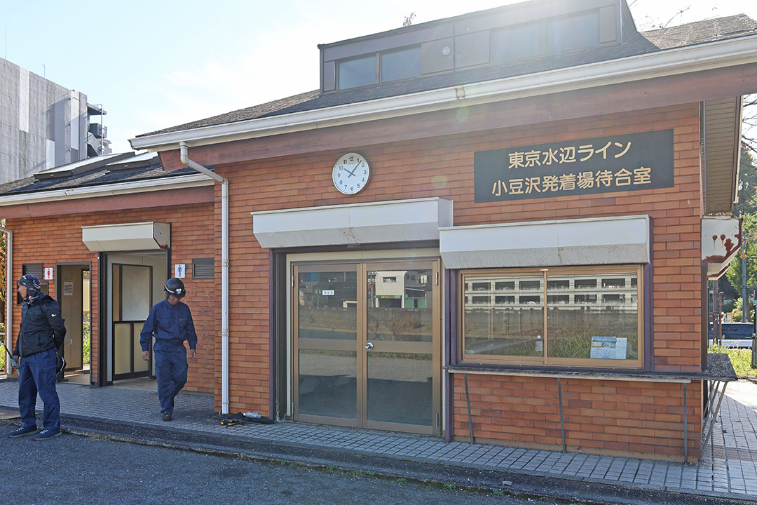 小豆沢発着の正面待合室