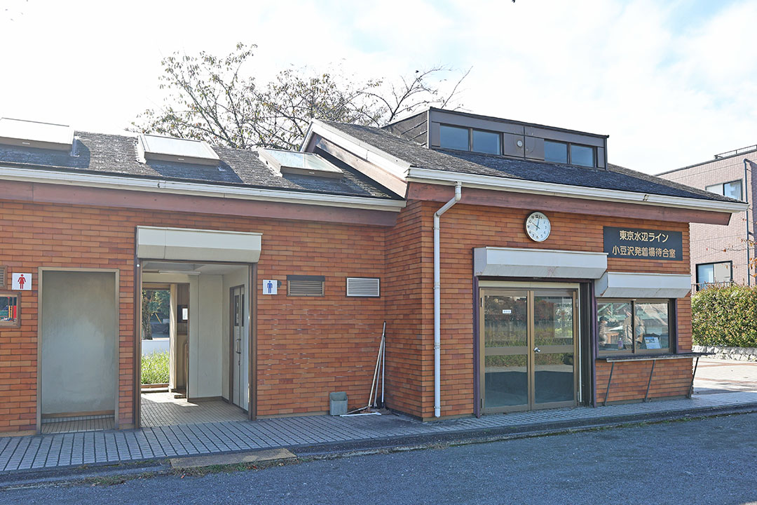 小豆沢発着の横にトイレもあります。