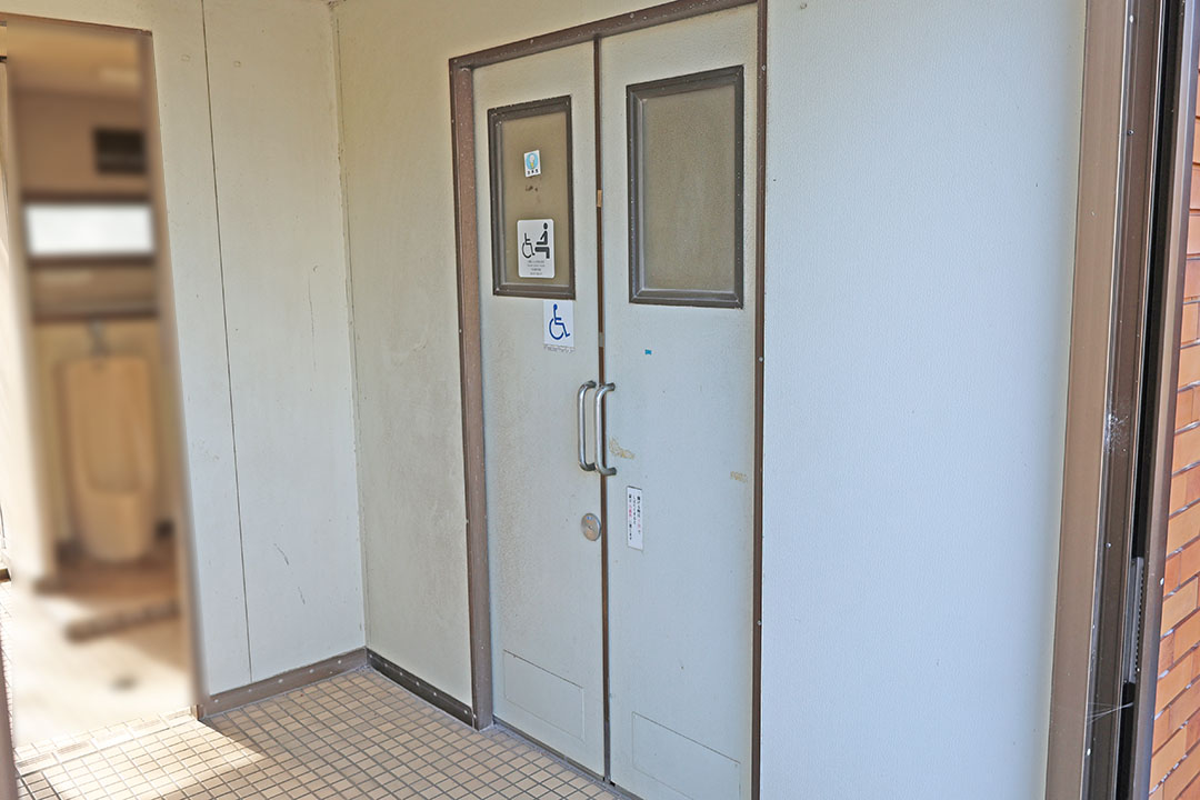 扉は、手動の両開きドアです。