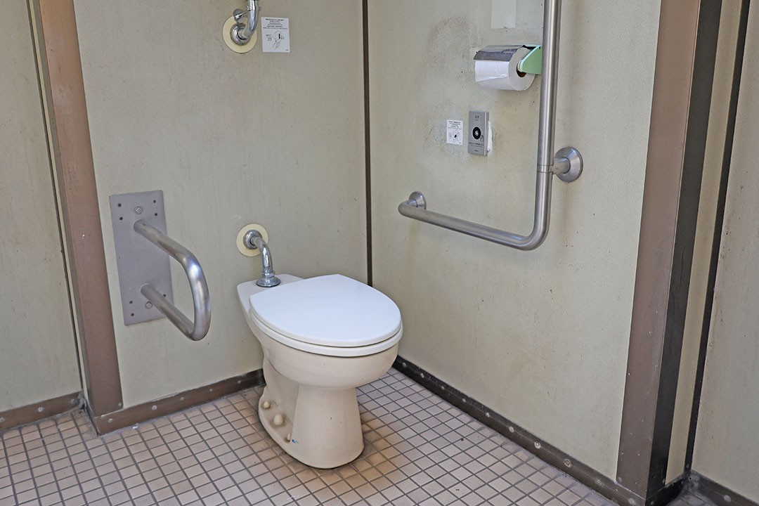 便器があり、左右に手すりがついています。