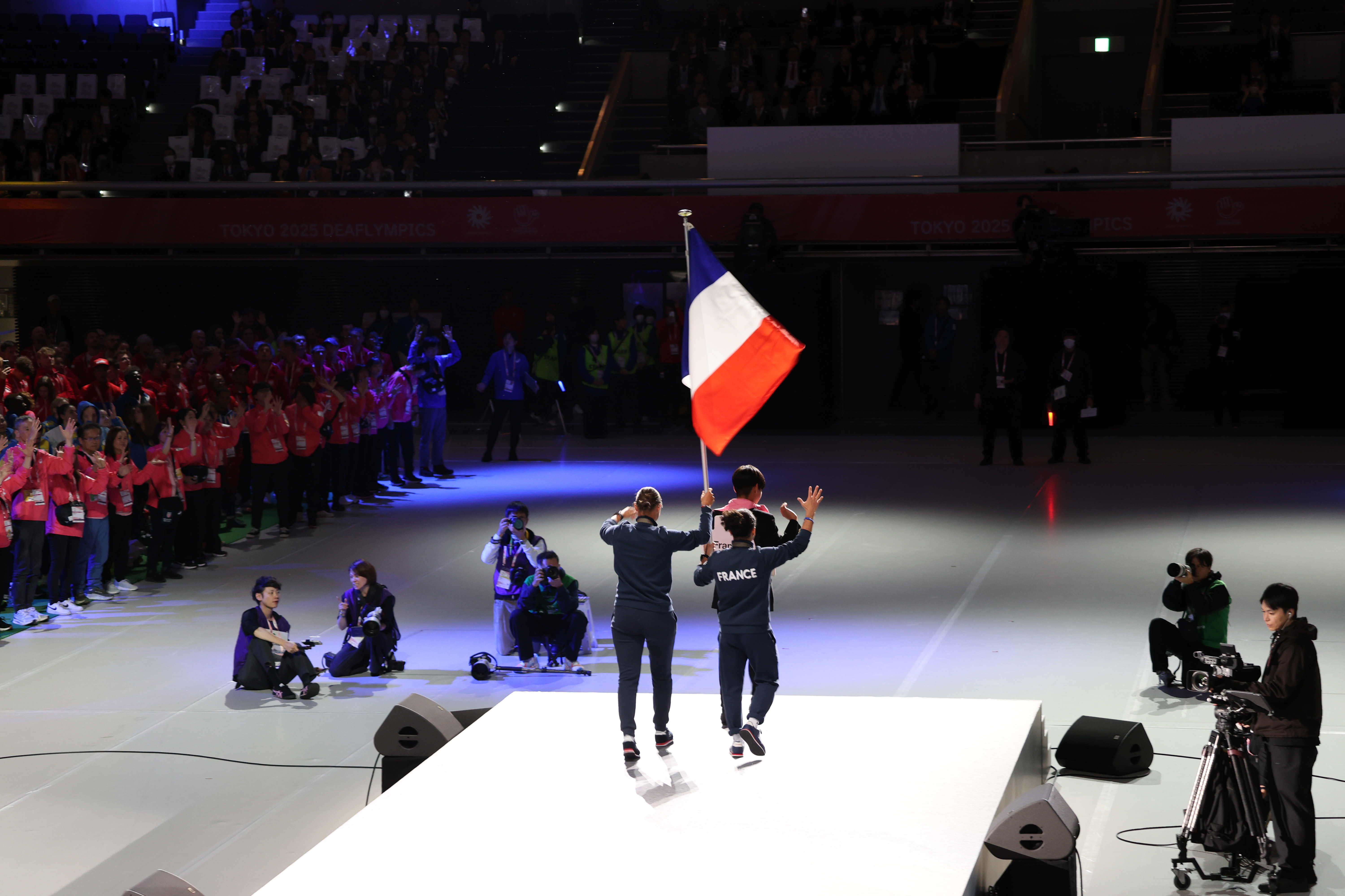 フランスの入場ではじまり閉会式は旗手のみで入場しました