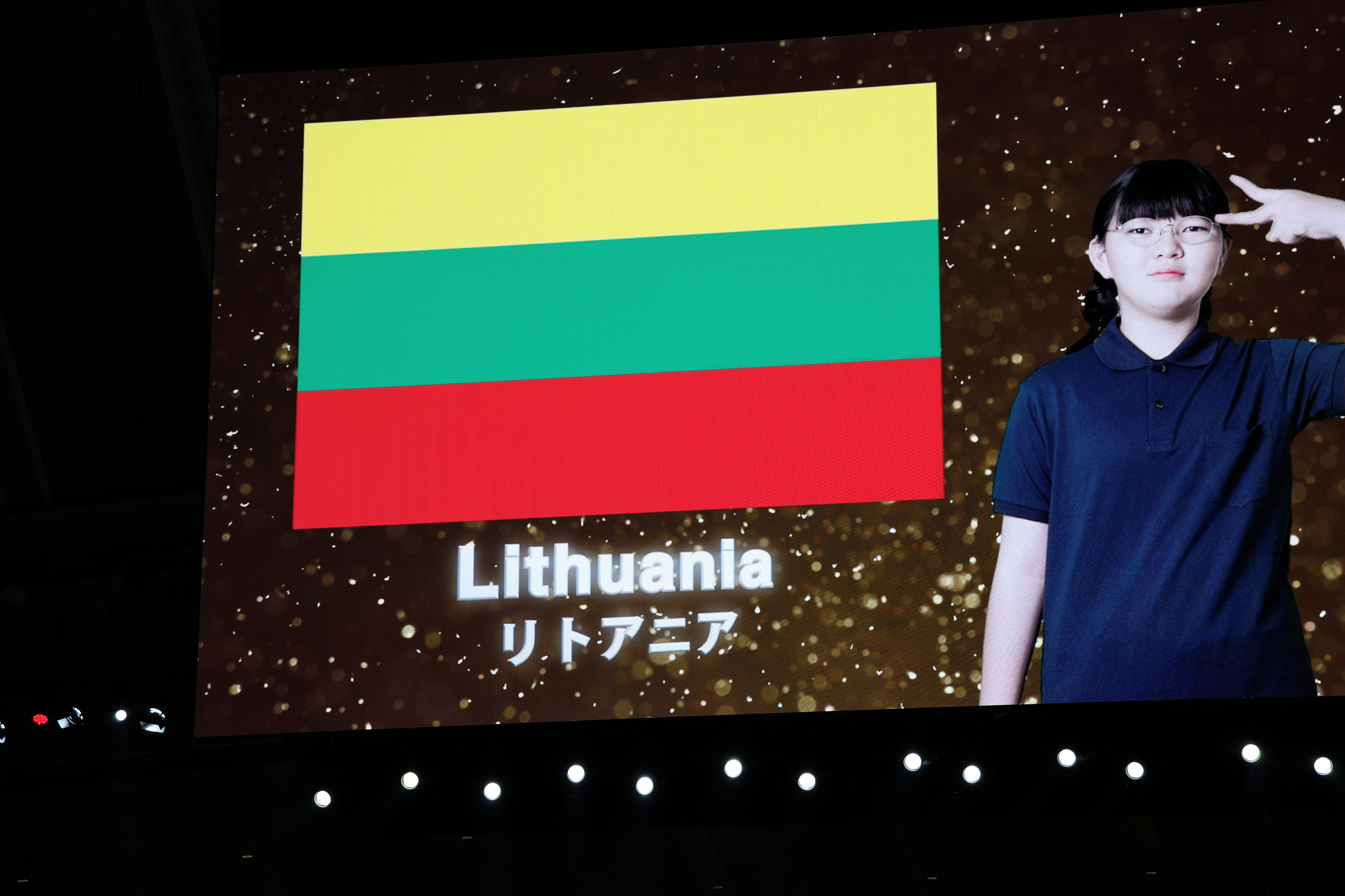 モニターにはそれぞれの国を表す、手話でポーズをとる子供が映っています