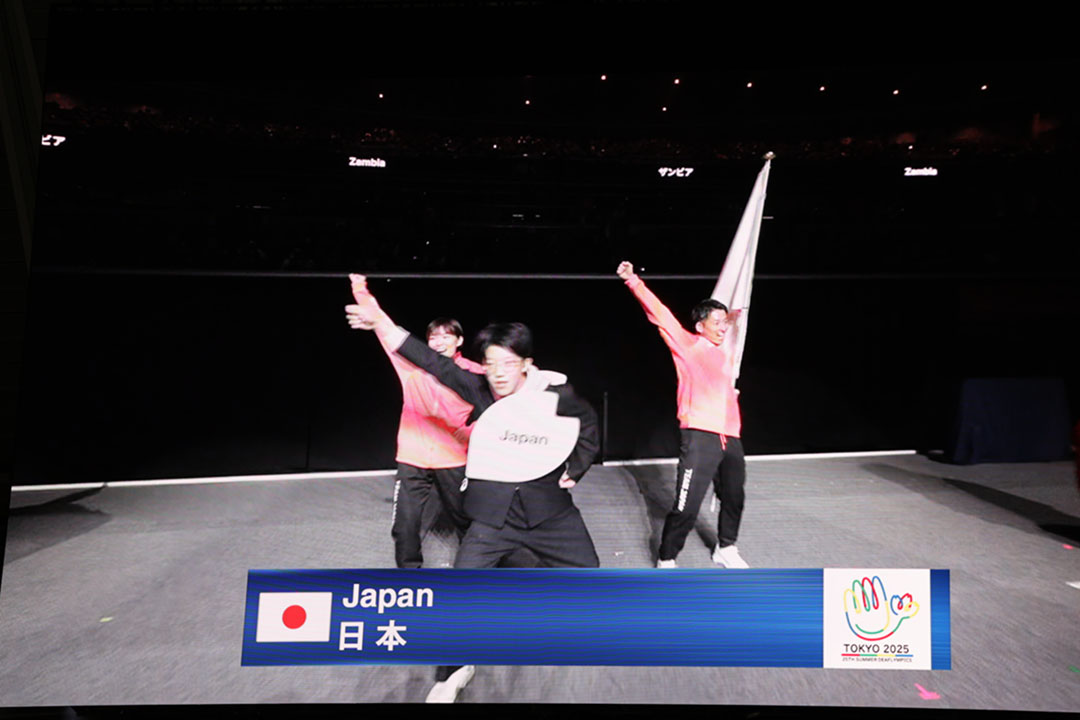 ガッツポーズをする日本選手団