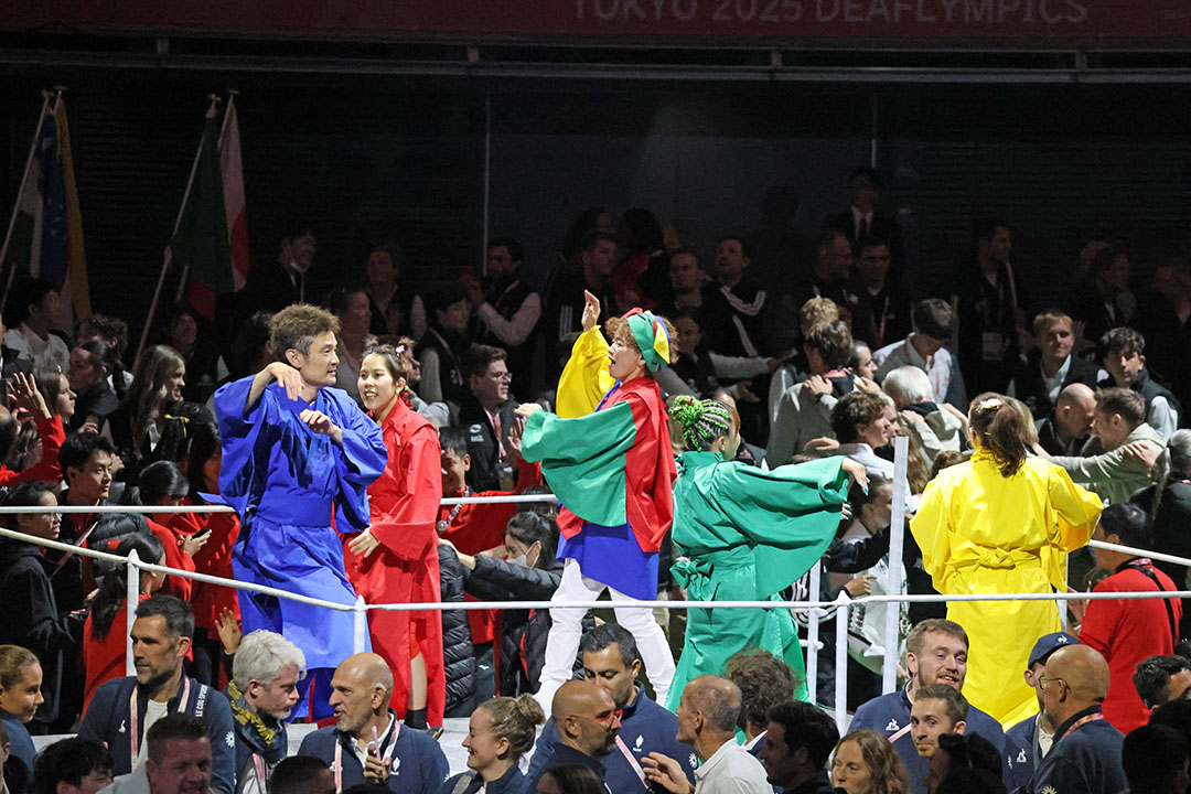 櫓で見本を見せますがまわりはみていないようです