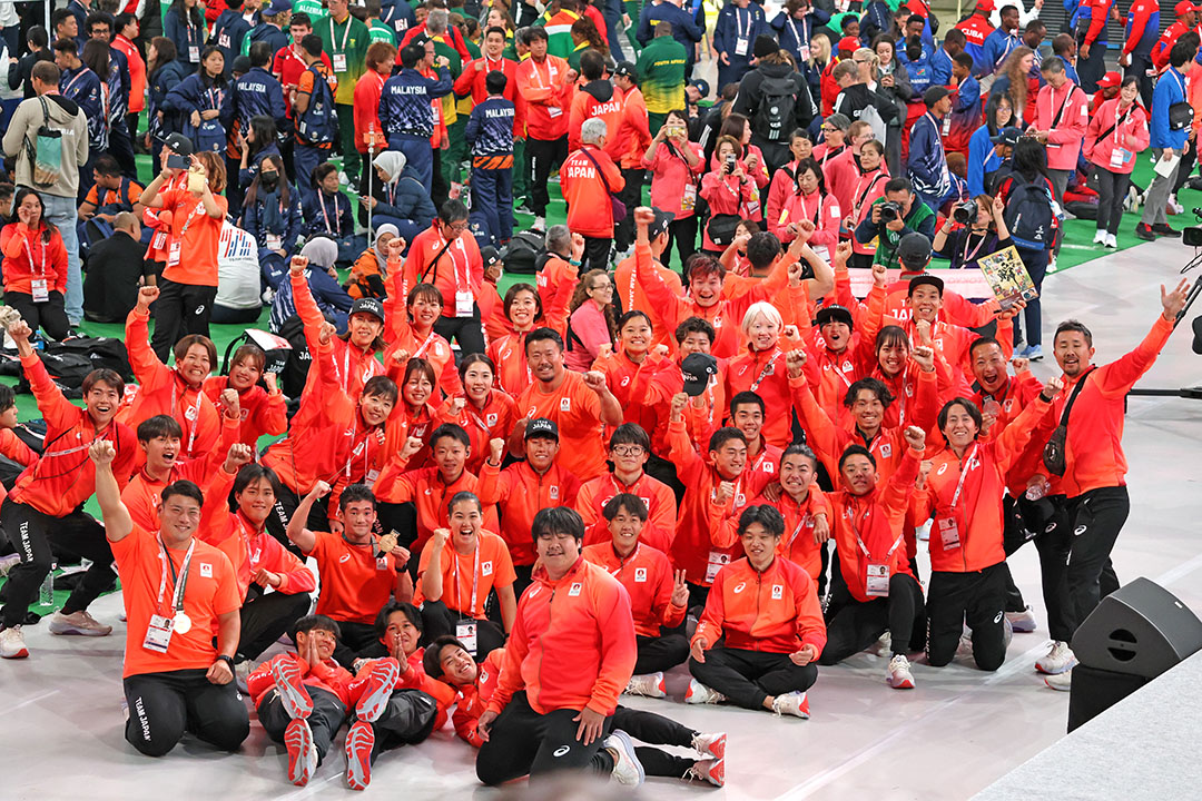 大勢の日本代表の選手がならんでいます