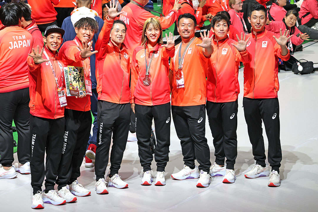 7人でならんでいます