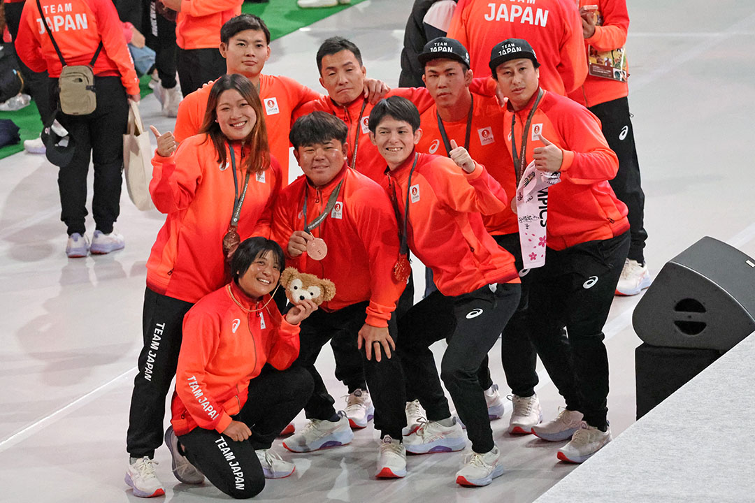 8人でならんでいます