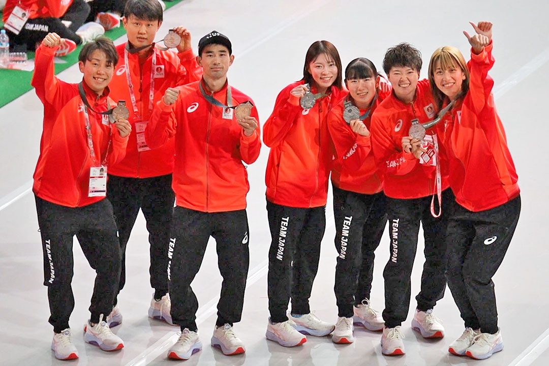 卓球日本代表の方々がならんでいます