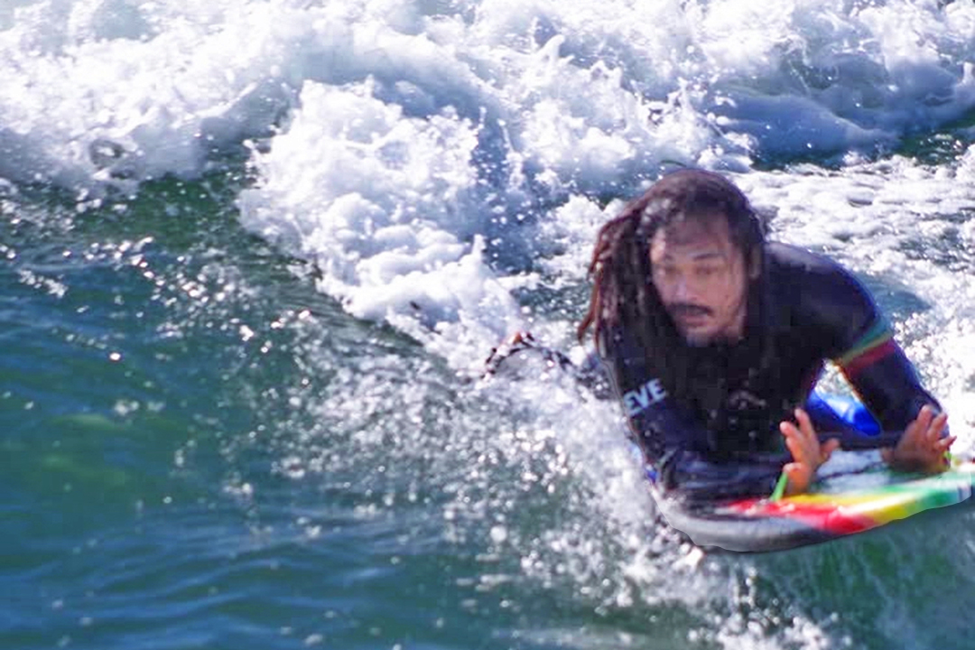 パラサーファーが波に乗っている様子です