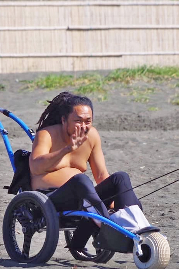 ビーチ用車いすに乗っているジャリ