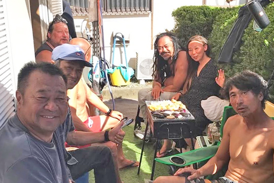 7名でバーベキューを楽しんでいる様子