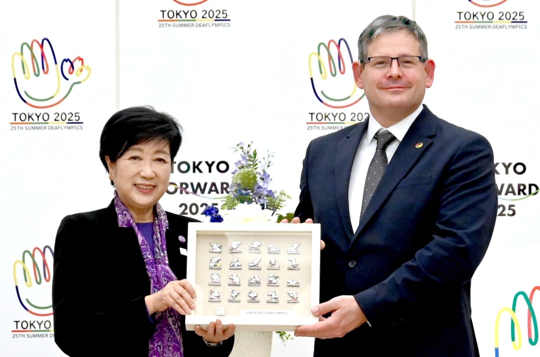 デフリンピックの成功を称える小池知事とコーサ会長