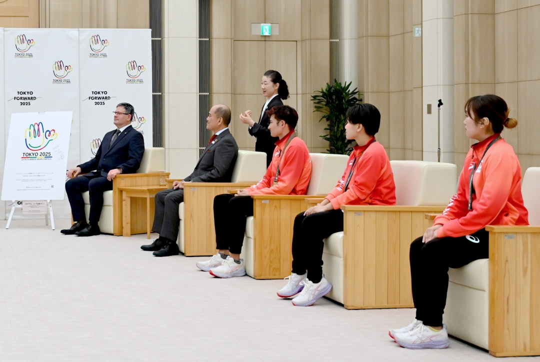 面会の様子、参加者全員着座し手話通訳者が同席している